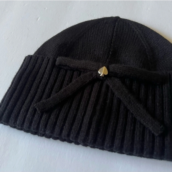 NWT ♠️RARE♠️ Kate Spade Bow & Stud Cuffed Knit Beanie WITH SPADE - Picture 2 of 5